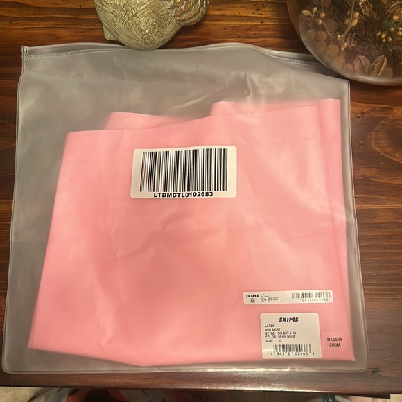 SKIMS Latex Mini Skirt in Neon Blush NEW - Picture 7 of 15